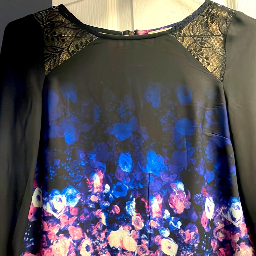 Cute boutique dress, above the knee lined